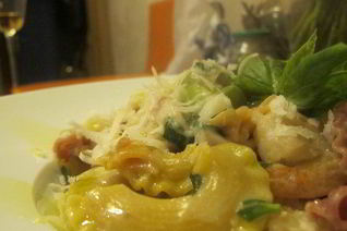 Цветная паста с креветками, кальмаром, спаржей и кокосовым молоком