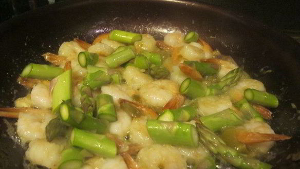 ШАГ 2. цветная паста с креветками, кальмаром, спаржей и кокосовым молоком