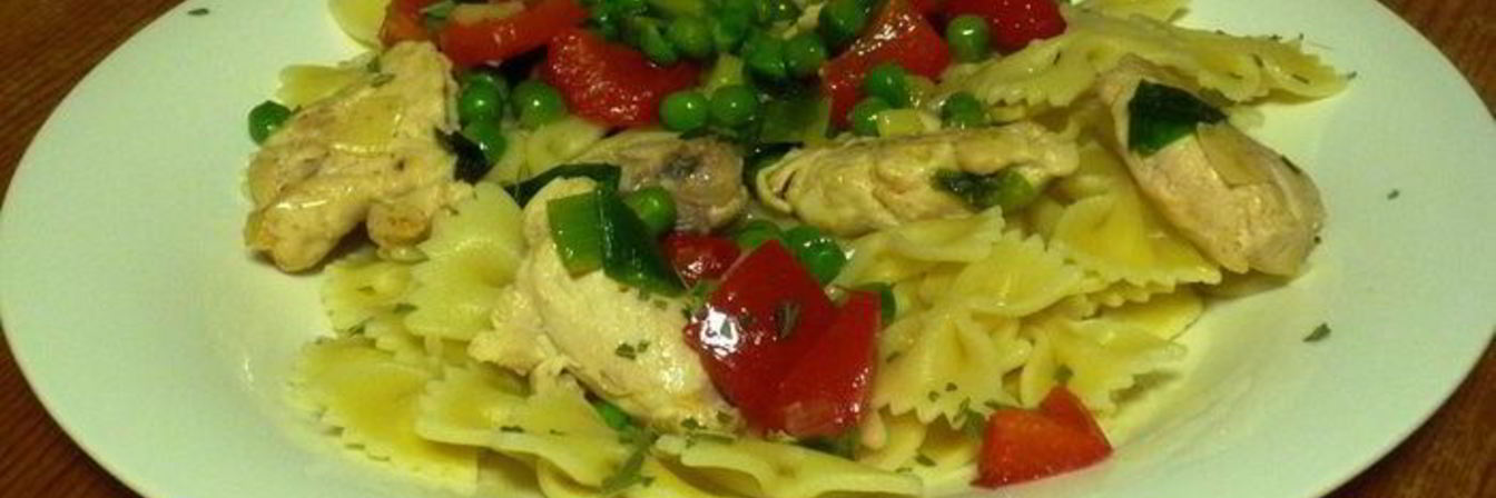 Яркая паста с горошком, перцем и индейкой