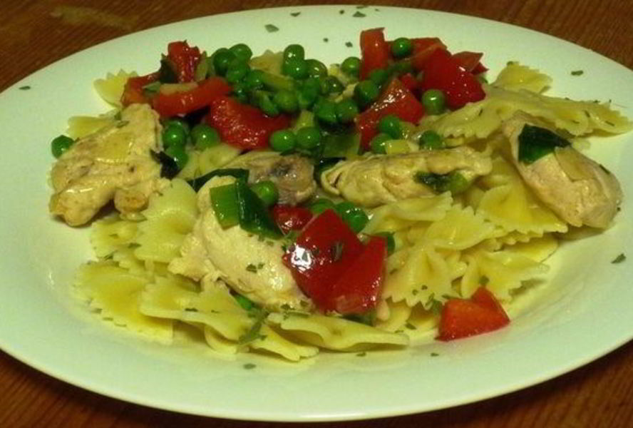 Яркая паста с горошком, перцем и индейкой