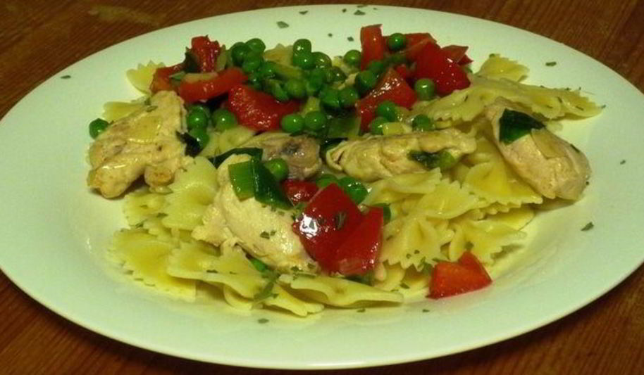 Рецепт яркая паста с горошком, перцем и индейкой