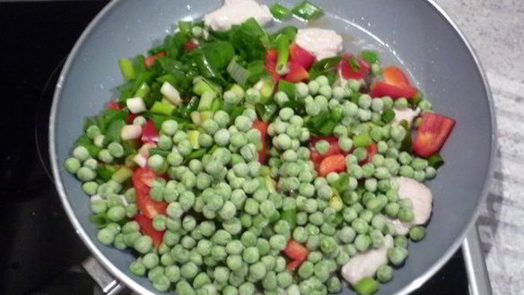 ШАГ 3. яркая паста с горошком, перцем и индейкой