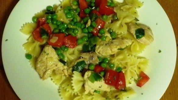 ШАГ 4. яркая паста с горошком, перцем и индейкой