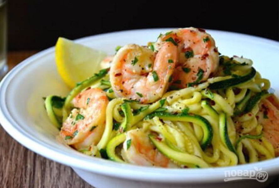 Зеленые спагетти из кабачков с креветками