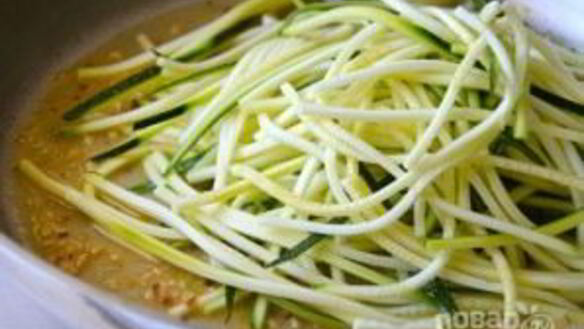 ШАГ 3. зеленые спагетти из кабачков с креветками