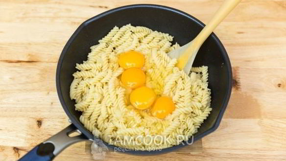 ШАГ 9. жареные макароны с яйцом