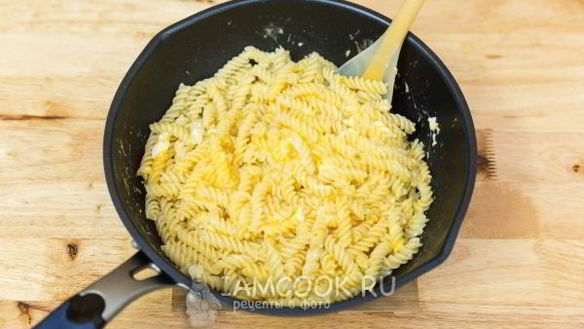 ШАГ 10. жареные макароны с яйцом