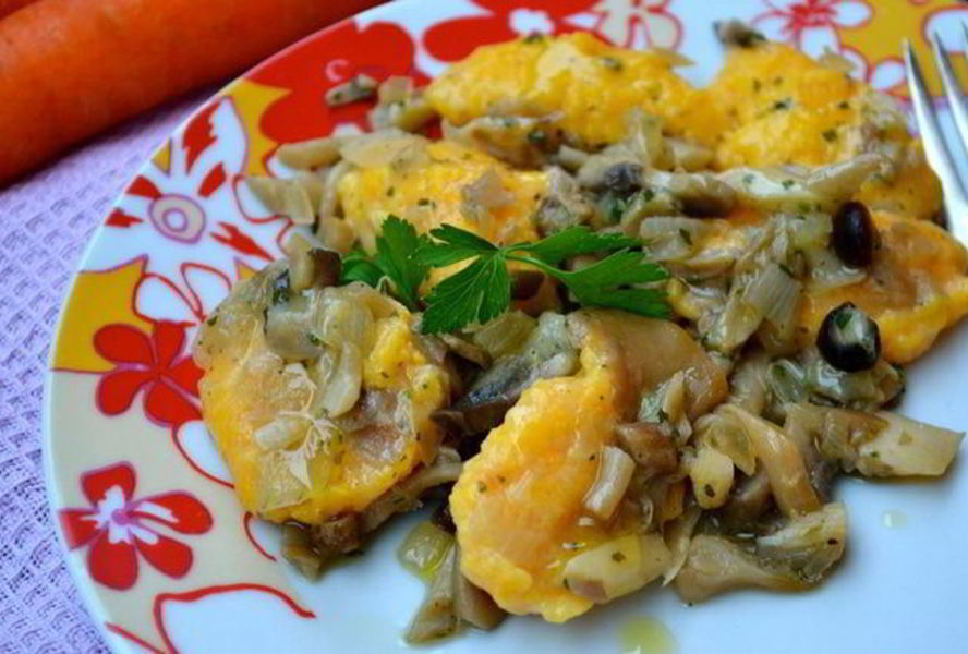 Морковные клецки с грибами