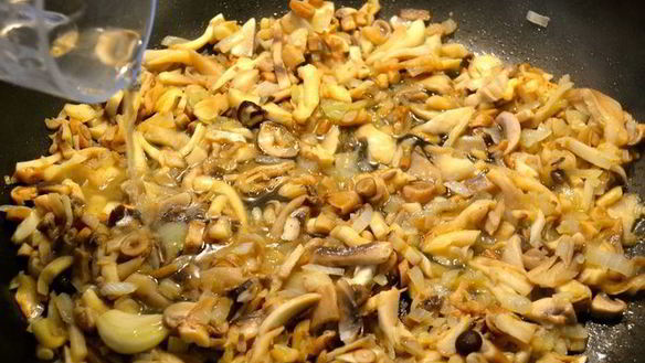 ШАГ 12. морковные клецки с грибами