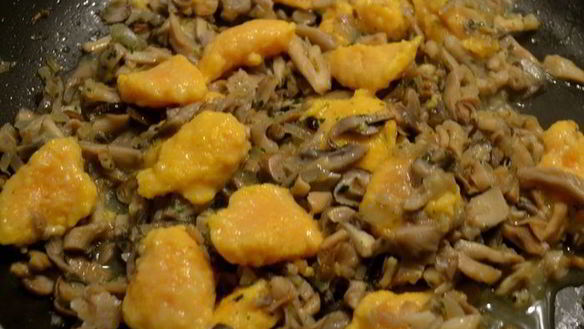 ШАГ 15. морковные клецки с грибами