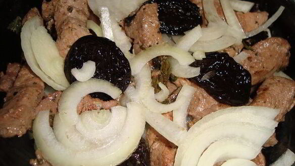 ШАГ 3. ароматная свинина с черносливом