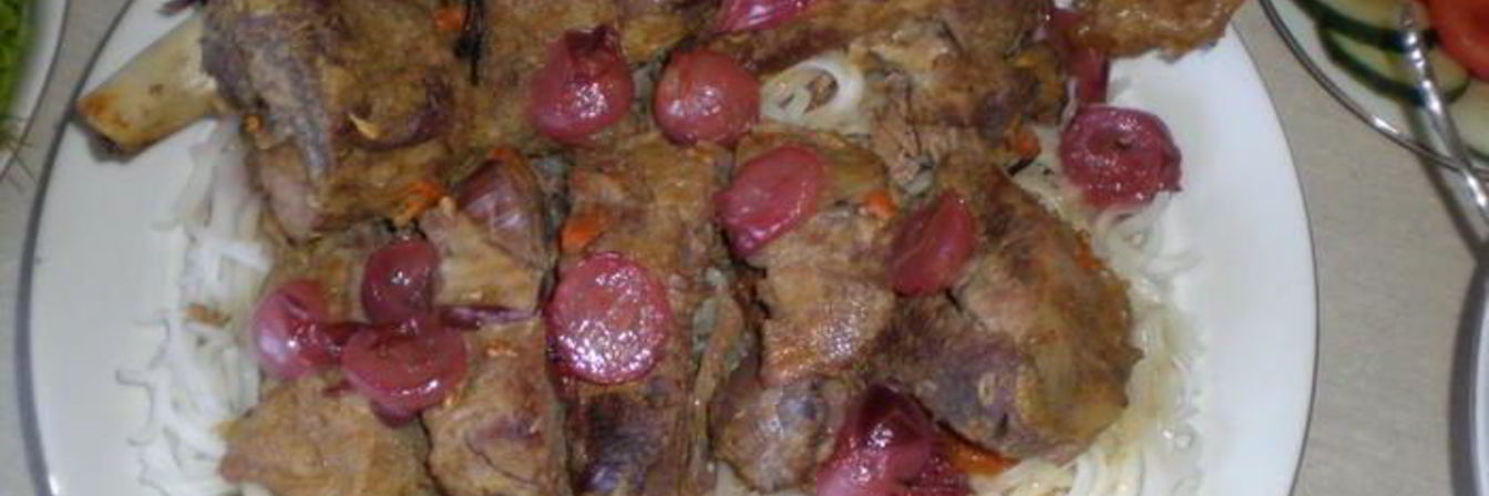 Баранья нога, запеченная с виноградом