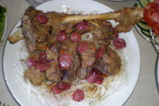 Баранья нога, запеченная с виноградом