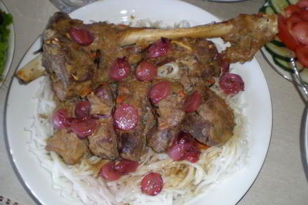 Баранья нога, запеченная с виноградом