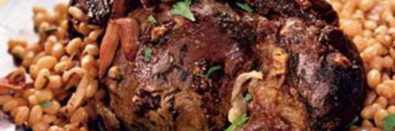 Баранья нога, запеченная в духовке с фасолью