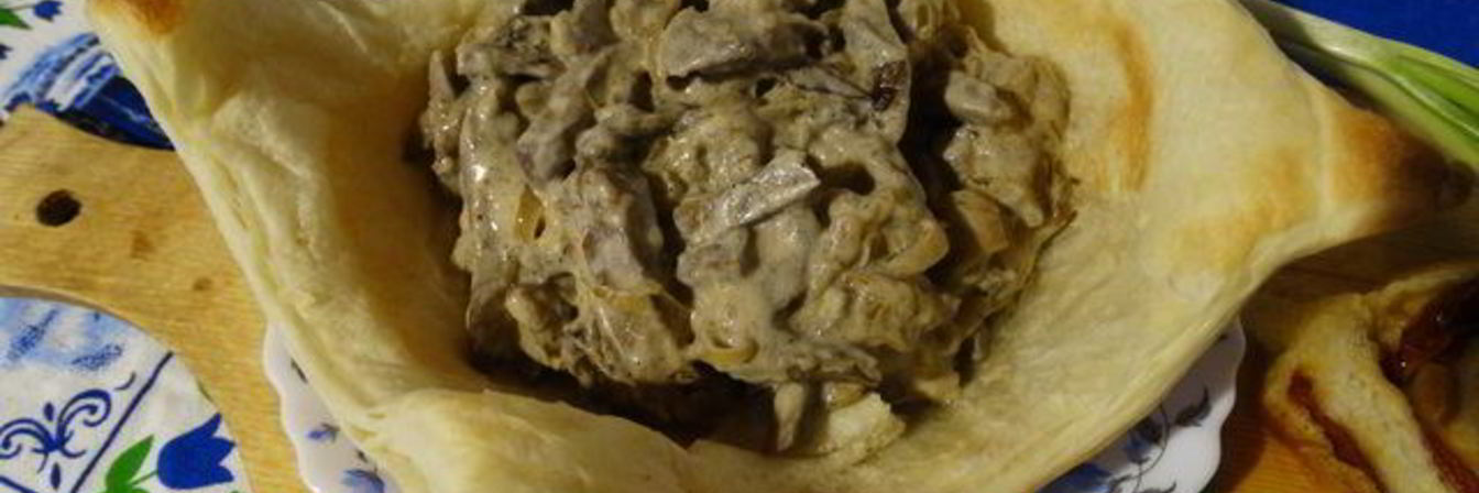 Бефстроганов из сердца с лесными грибами