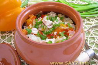 Горшочки с капустой, картофелем и куриным филе