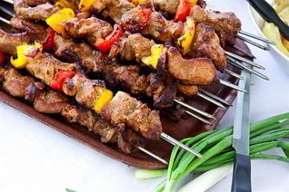 Говядина с беконом на шпажках