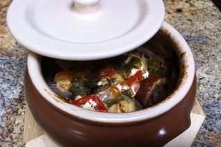 Говядина с овощами, запеченная в горшочках