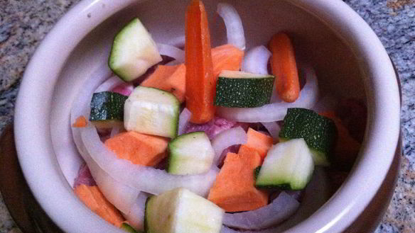 ШАГ 2. говядина с овощами, запеченная в горшочках