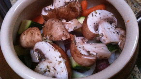 ШАГ 3. говядина с овощами, запеченная в горшочках