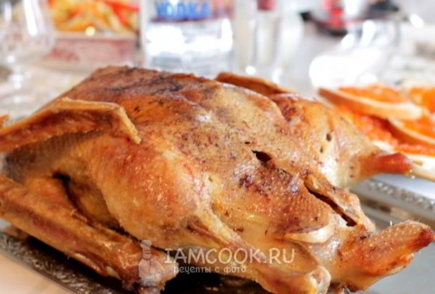 Гусь с яблоками в духовке