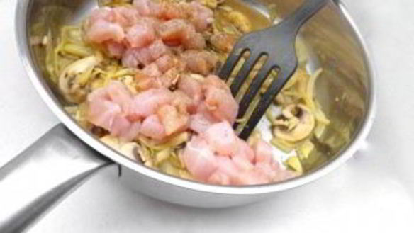 ШАГ 2. индейка с шампиньонами в сливочном соусе