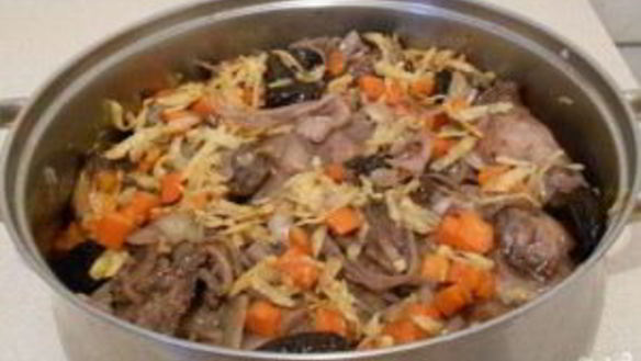 ШАГ 4. кролик тушеный с черносливом