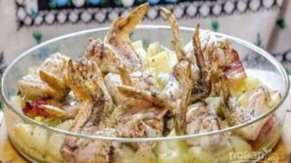 ШАГ 4. крылья куриные с картошкой в духовке