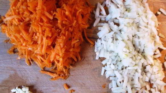 ШАГ 3. куриная грудка, фаршированная морковкой, с печеным картофелем