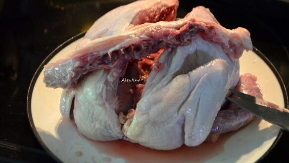 ШАГ 2. курица под кирпичом