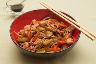 Курица с гречневой лапшой и овощами