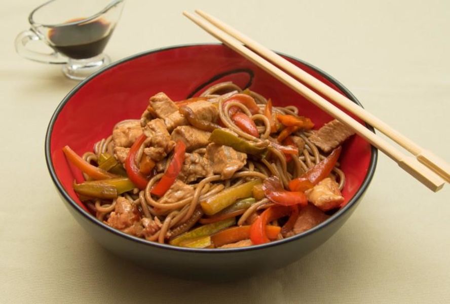 Курица с гречневой лапшой и овощами