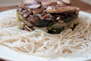 Курица с овощами и грибами в соусе терияки