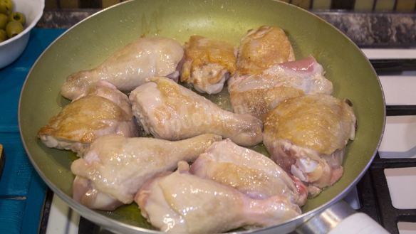 ШАГ 2. курица тушеная с грибами и овощами