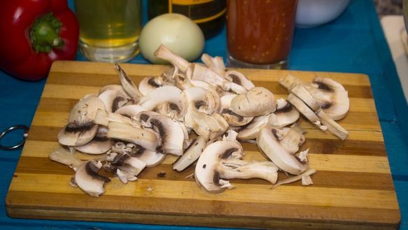 ШАГ 3. курица тушеная с грибами и овощами