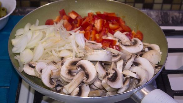 ШАГ 6. курица тушеная с грибами и овощами