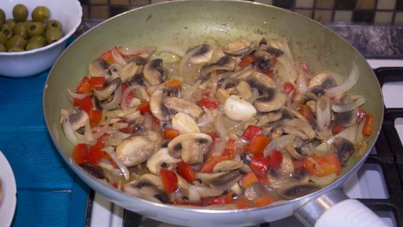 ШАГ 8. курица тушеная с грибами и овощами