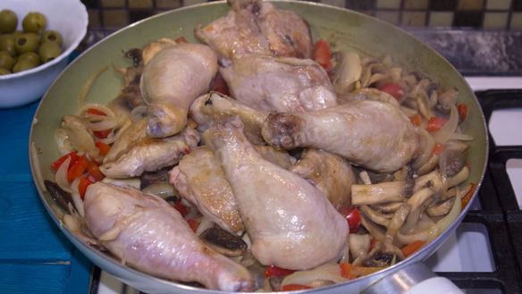 ШАГ 9. курица тушеная с грибами и овощами