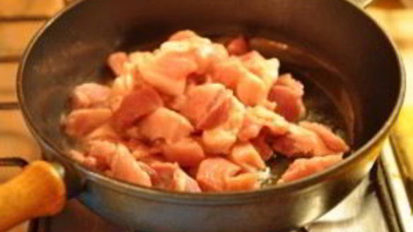 ШАГ 2. мясо кусочками на сковороде