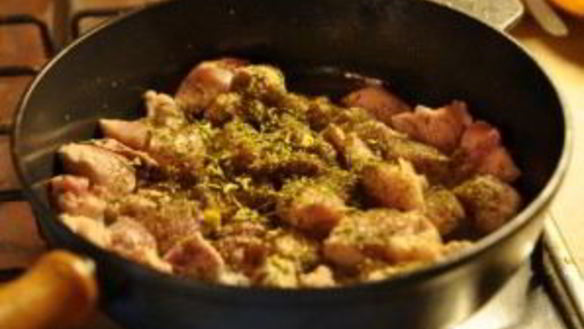 ШАГ 3. мясо кусочками на сковороде