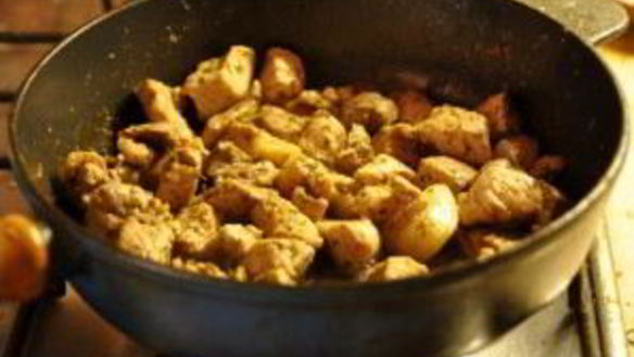 ШАГ 4. мясо кусочками на сковороде