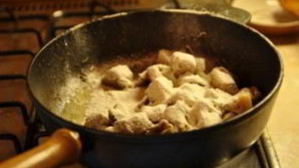 ШАГ 5. мясо кусочками на сковороде