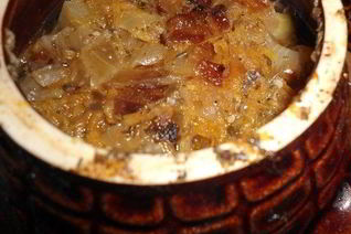 Мясо с грибами в горшочках