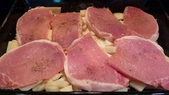 ШАГ 2. мясо с картошкой под майонезом