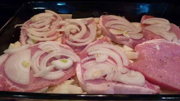 ШАГ 3. мясо с картошкой под майонезом