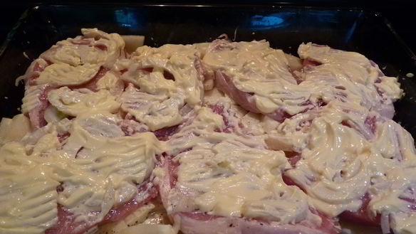ШАГ 4. мясо с картошкой под майонезом