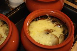 Мясо в горшочке с шампиньонами и сыром