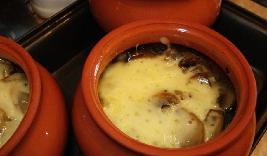Рецепт мясо в горшочке с шампиньонами и сыром