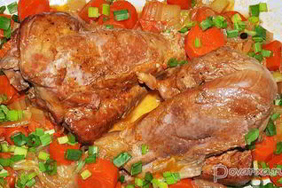 Ножки индейки, тушенные с овощами